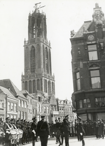 97507 Afbeelding van de op de Stadhuisbrug te Utrecht opgestelde erewacht van de W.A. (Weer Afdeling) van de Nationaal ...